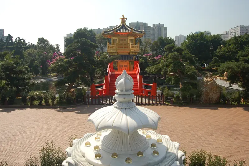 南蓮園池金亭前嘅白色石燈