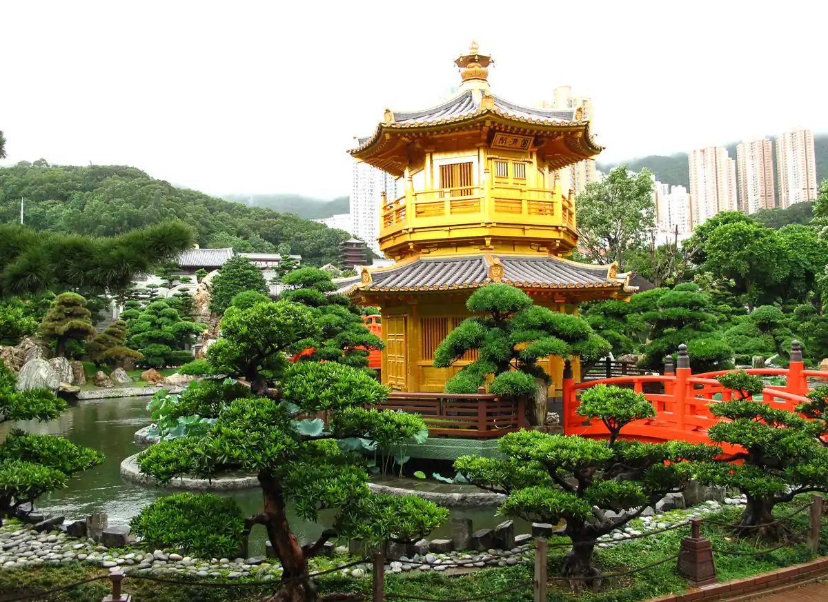 南蓮園池金色亭閣同紅橋,被松樹包圍