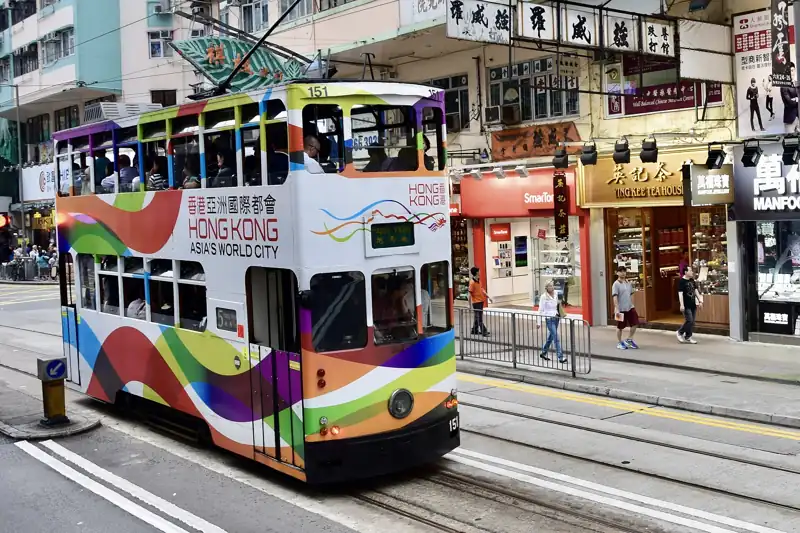 彩色車身廣告電車停喺唐樓舖頭前