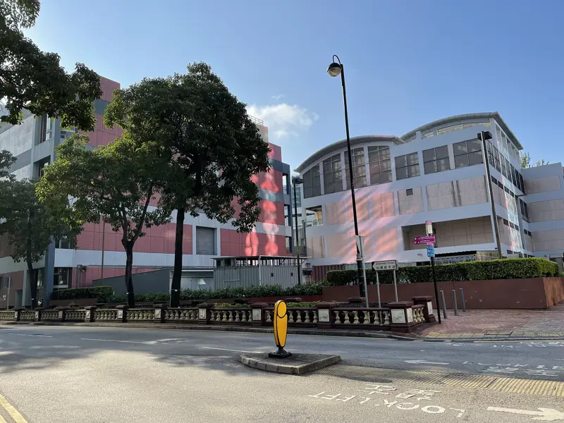 由尖沙咀林蔭街道望香港科學館