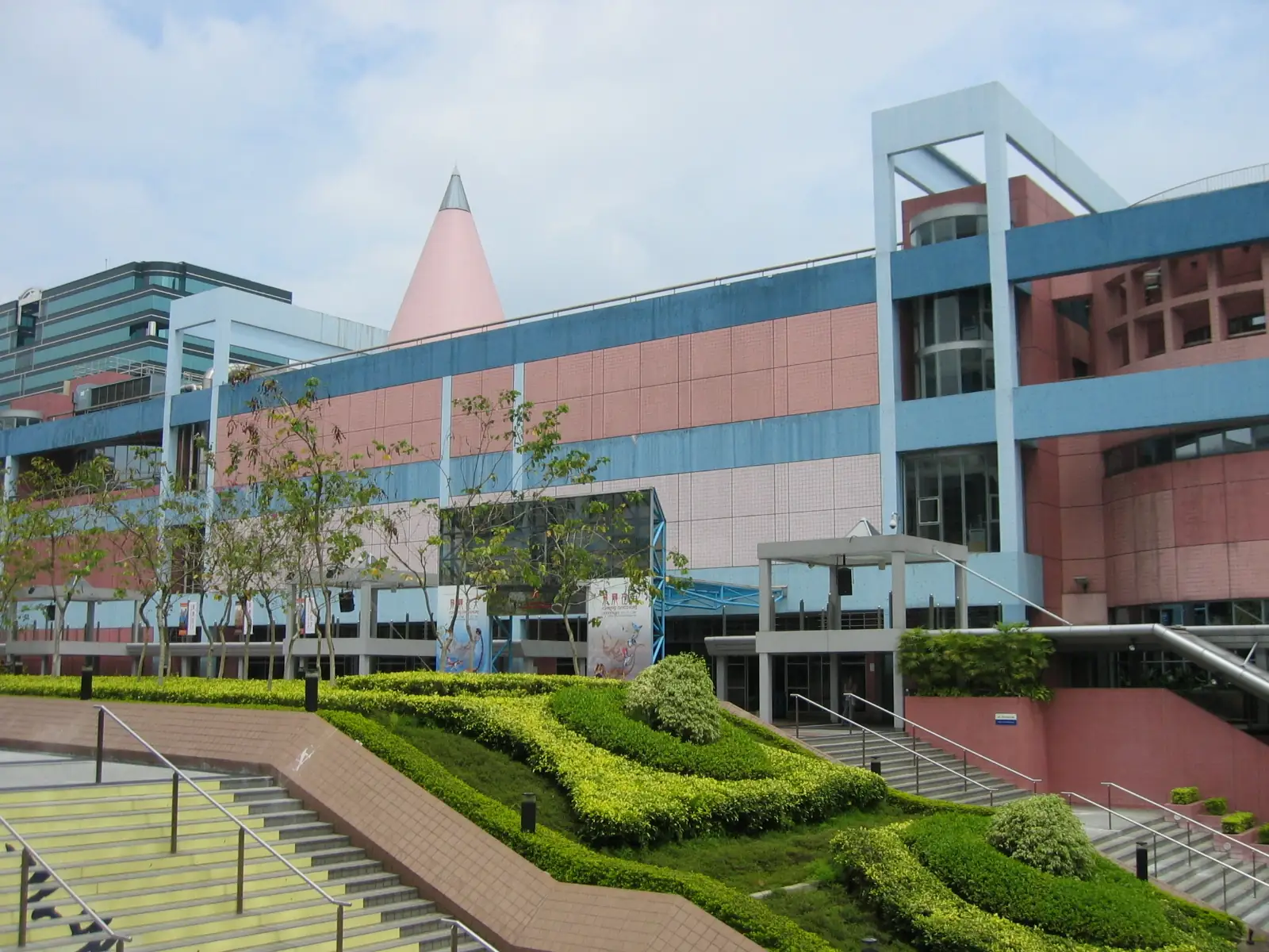 香港科學館外觀,前面有花園同樓梯