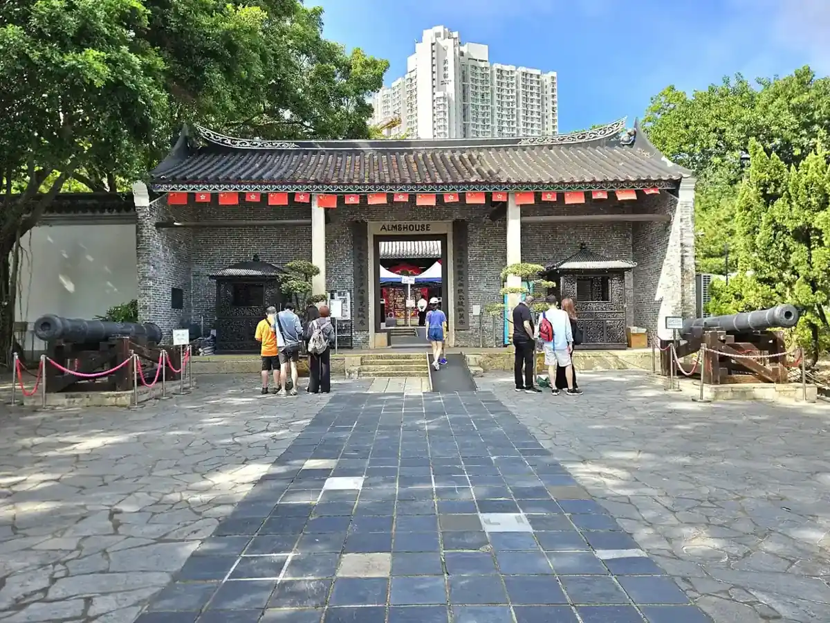 九龍寨城公園花崗岩小徑通往衙門