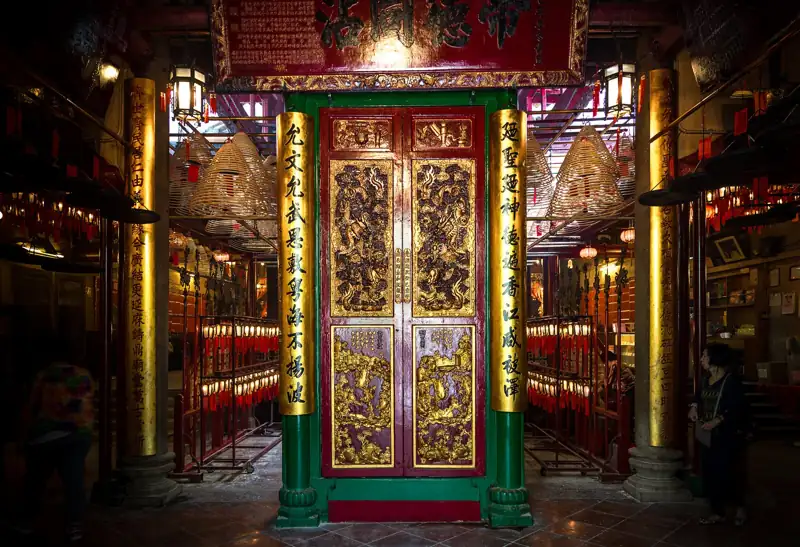 文武廟內金色雕花神龕門