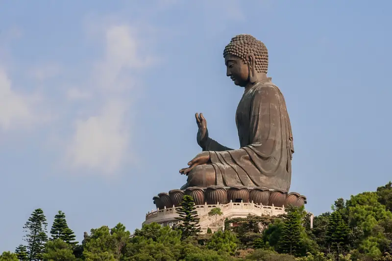 天壇大佛側面，右手舉起，晴空萬里