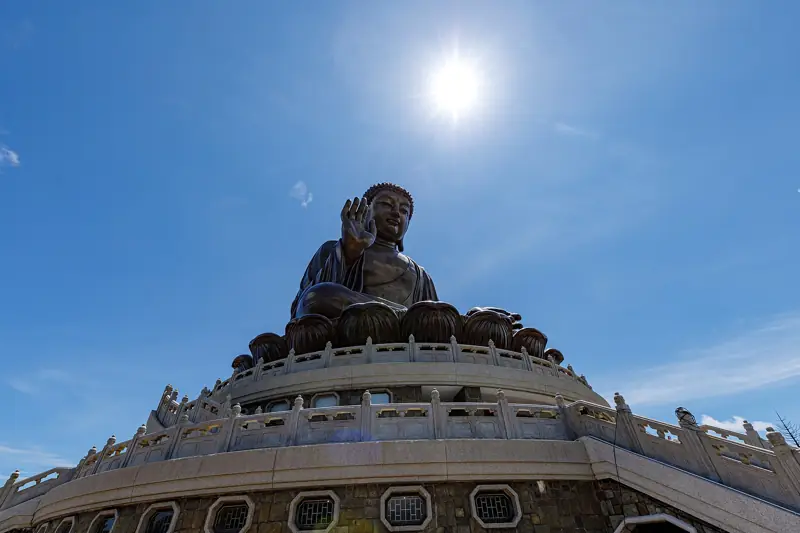 由底部仰望天壇大佛，太陽喺頭頂照耀
