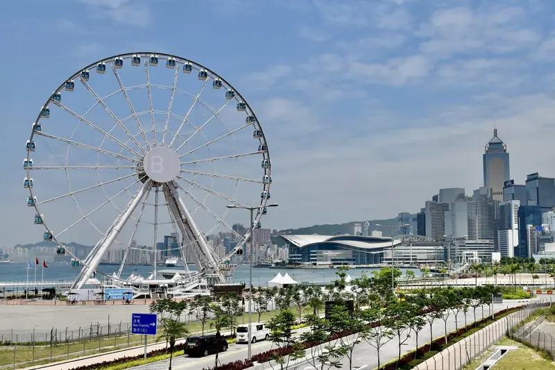 維港旁嘅摩天輪,背後係中環高樓