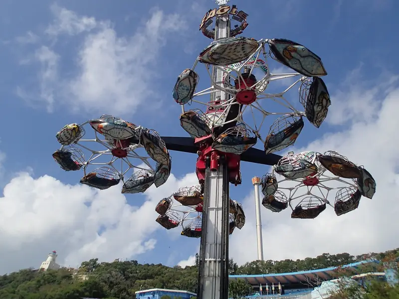 海洋公園旋轉機動遊戲,鏡面吊艙襯住藍天