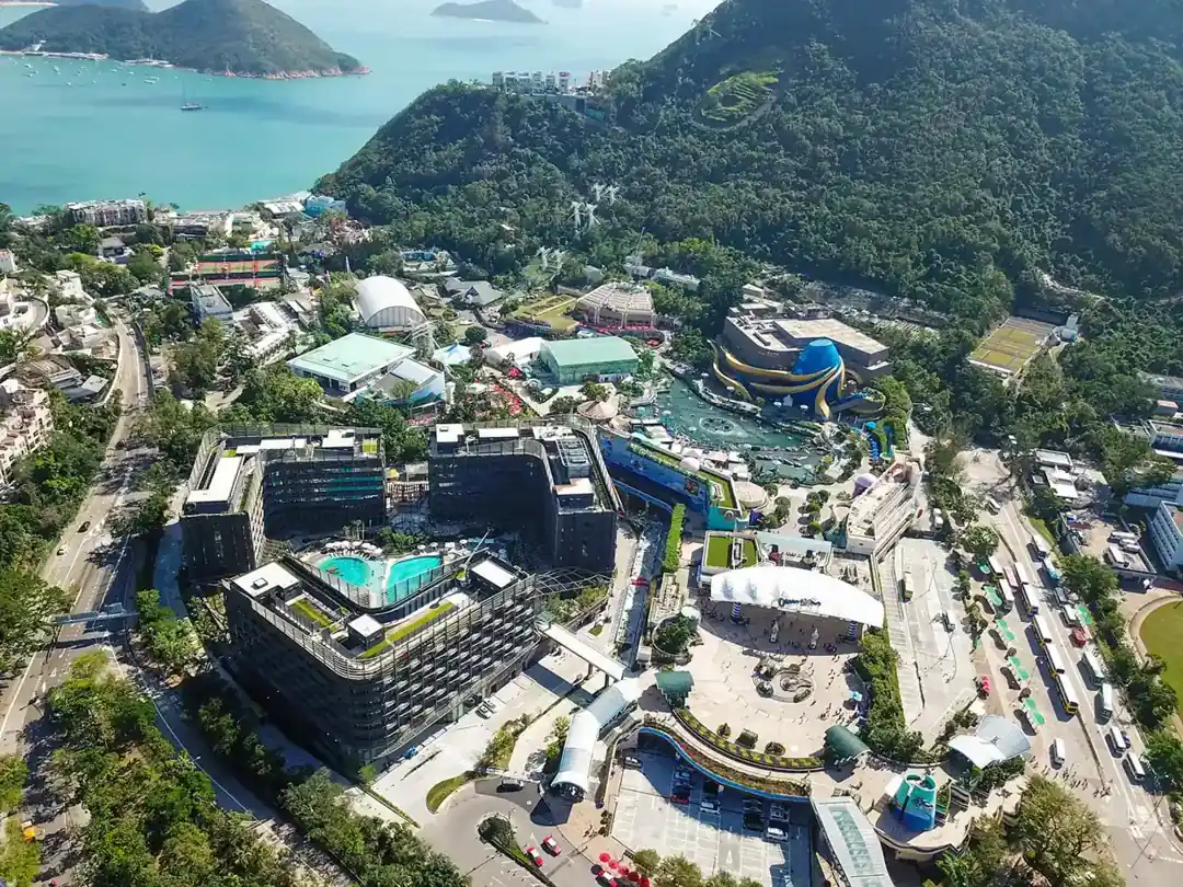 從高空望落海洋公園,坐落喺海邊青綠山岬