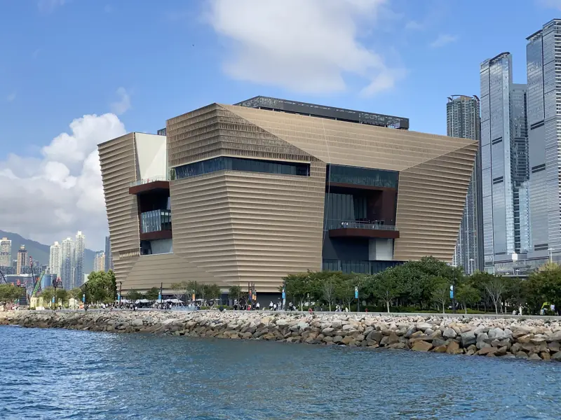 由海濱望香港故宮文化博物館