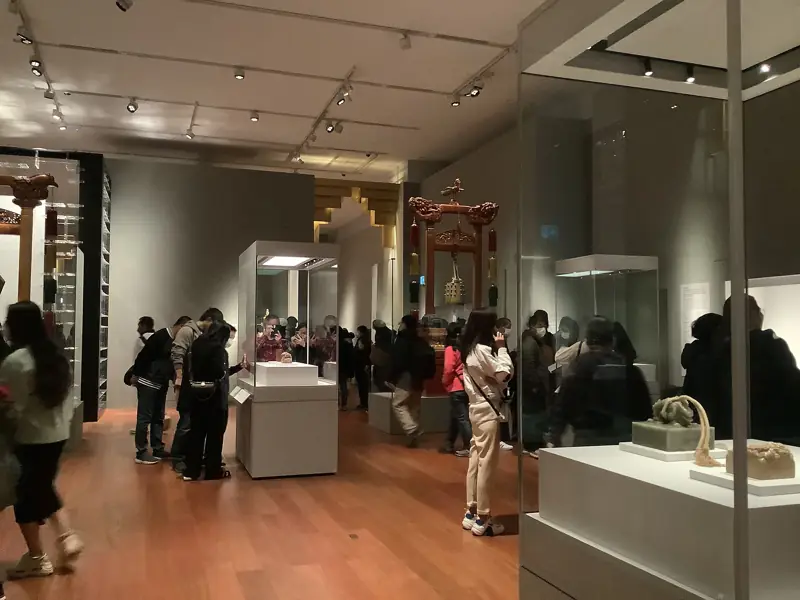 遊客喺香港故宮文化博物館展廳欣賞文物