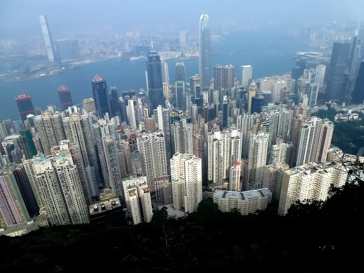 由盧吉道俯瞰山頂下密集嘅高樓