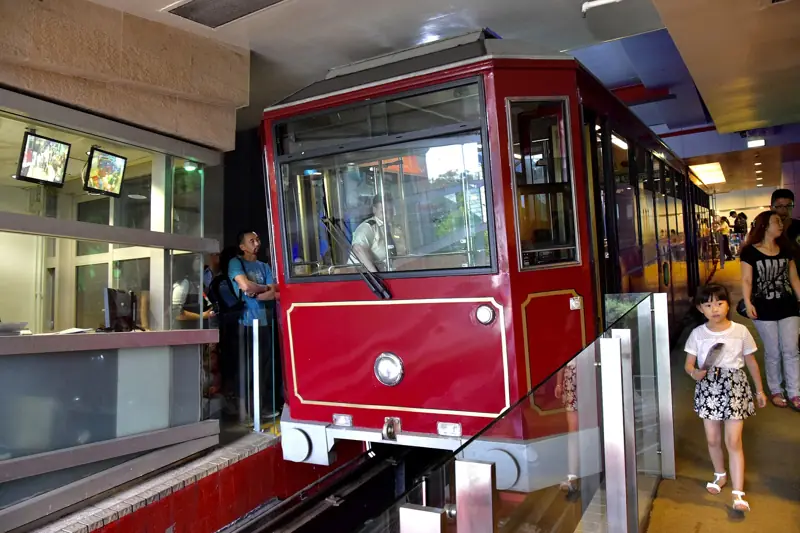 紅色山頂纜車停喺月台，乘客準備上車