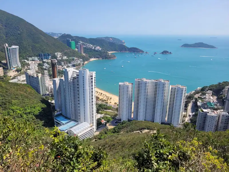 由山徑俯瞰淺水灣同海旁大廈