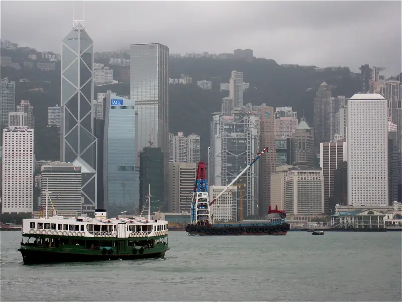 綠白色天星小輪喺中環高樓前橫渡維港
