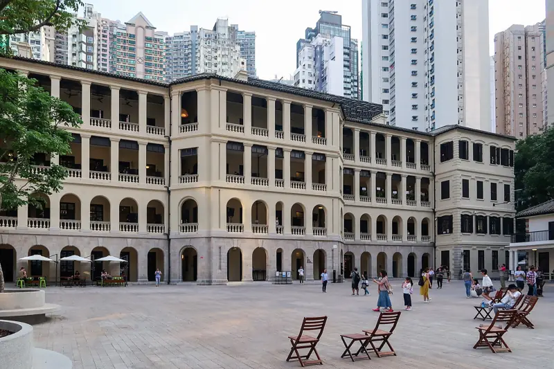 大館營房大樓拱廊外牆,前面擺住摺椅