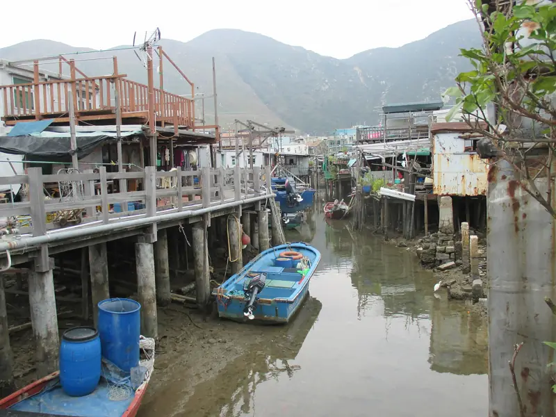 大澳棚屋旁邊泊住小艇