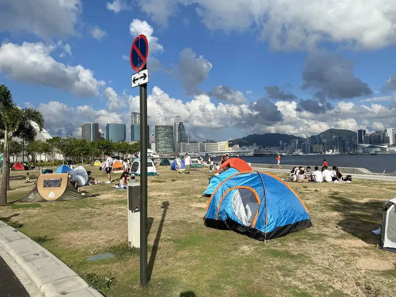 西九藝術公園海旁草地上嘅野餐帳篷