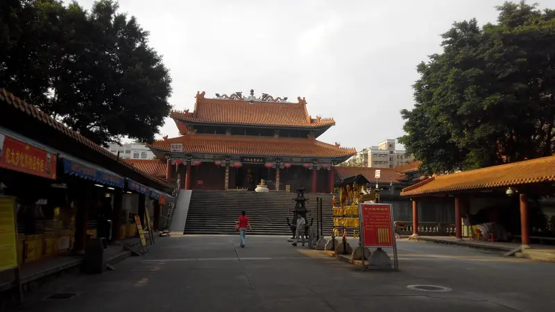 黃大仙祠大殿,前面係寬闊廣場